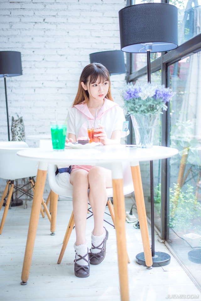 我喊他，没人应。只我一人，站在荒郊野地里。